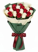 Букет Микс из красных и белых роз в Искитиме