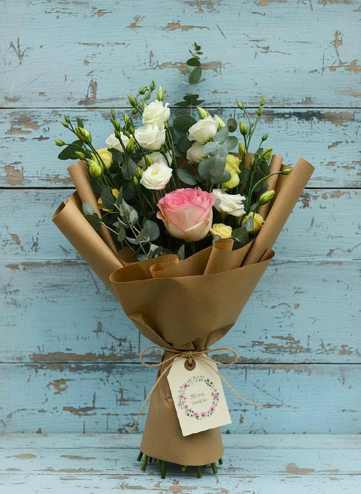 Букет цветов из: Розы и Лизиантусы в Искитиме