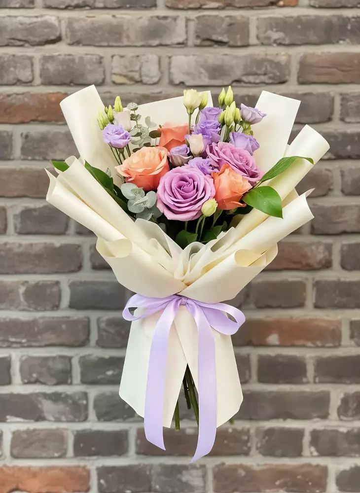 Букет цветов из: Лизиантусы и Розы в Искитиме