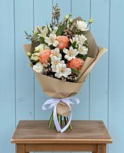 Букет цветов из:  Альстромерии, Лизиантусы, Розы и Хризантемы в Искитиме