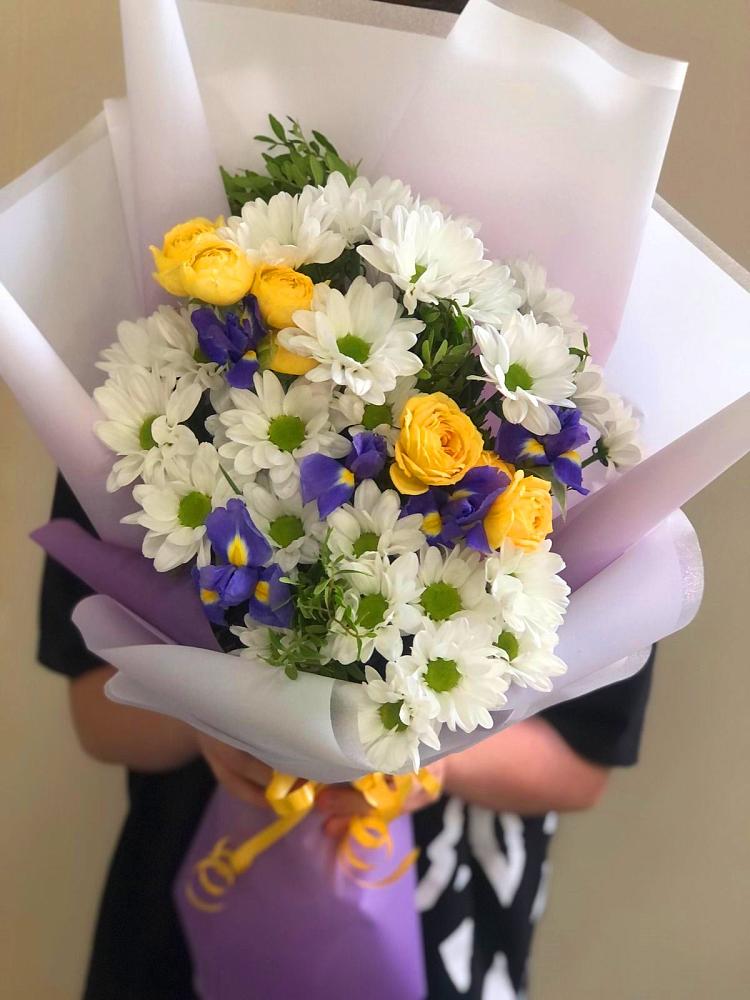 Букет цветов из: Ирисы, Хризантемы и Розы в Искитиме