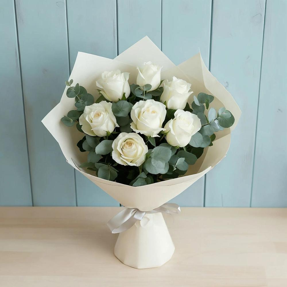Букет Белые розы в Эвкалипте в Искитиме
