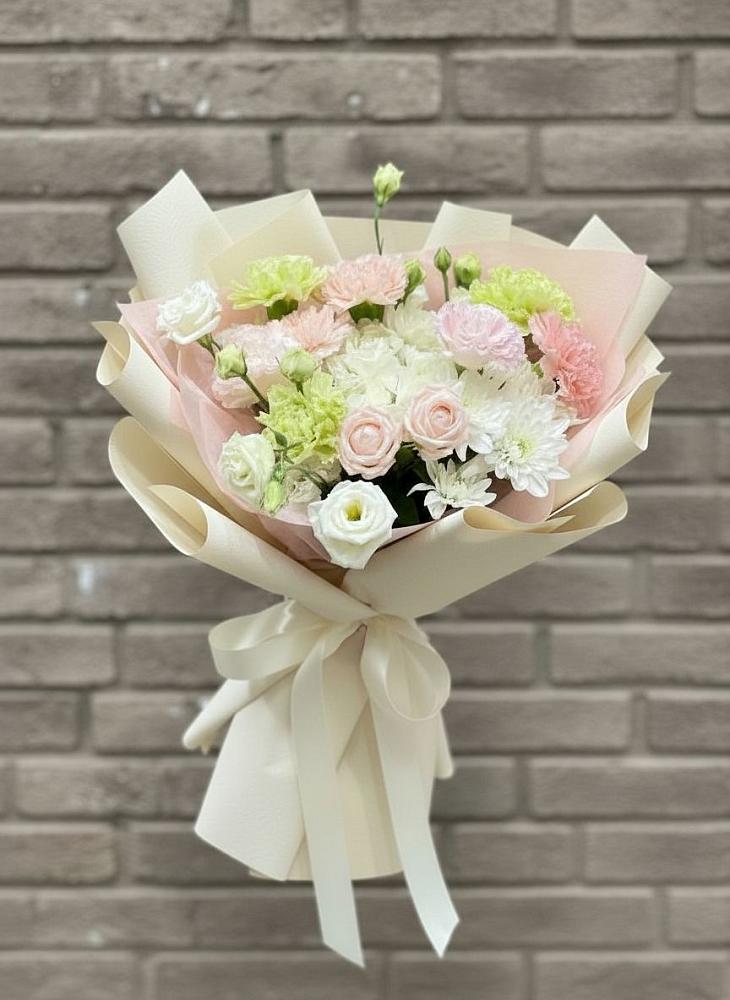 Букет цветов из: Гвоздики, Розы, Лизиантусы и Хризантемы в Искитиме