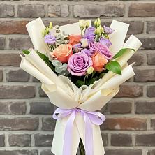 Букет цветов из:  Лизиантусы и Розы в Искитиме