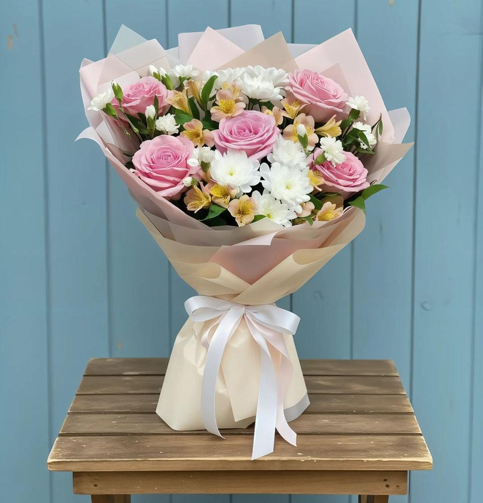 Букет цветов из: Гвоздики, Орхидеи и Розы в Искитиме