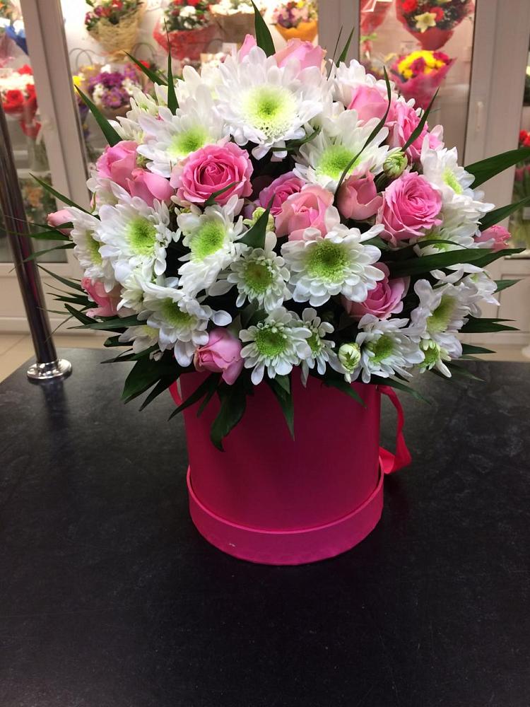 Цветочная композиция из Розы и Хризантемы в шляпной коробке в Искитиме