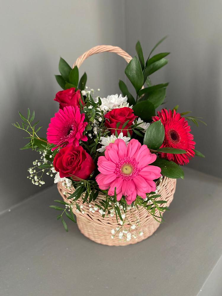 Цветочная композиция из Розы, Хризантемы и Герберы в корзине в Искитиме