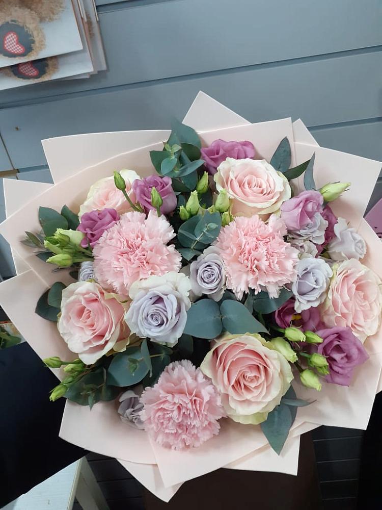 Букет цветов из: Розы, Гвоздики и Лизиантусы в Искитиме