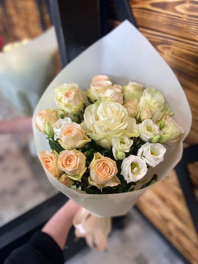 Букет цветов из: Розы и Лизиантусы в Искитиме